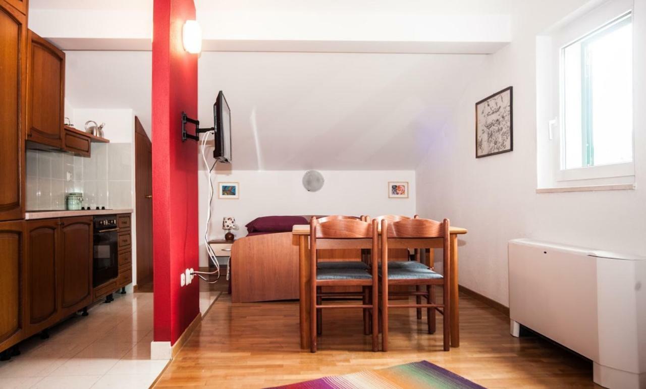 House Koloc Apartman Bol Kültér fotó