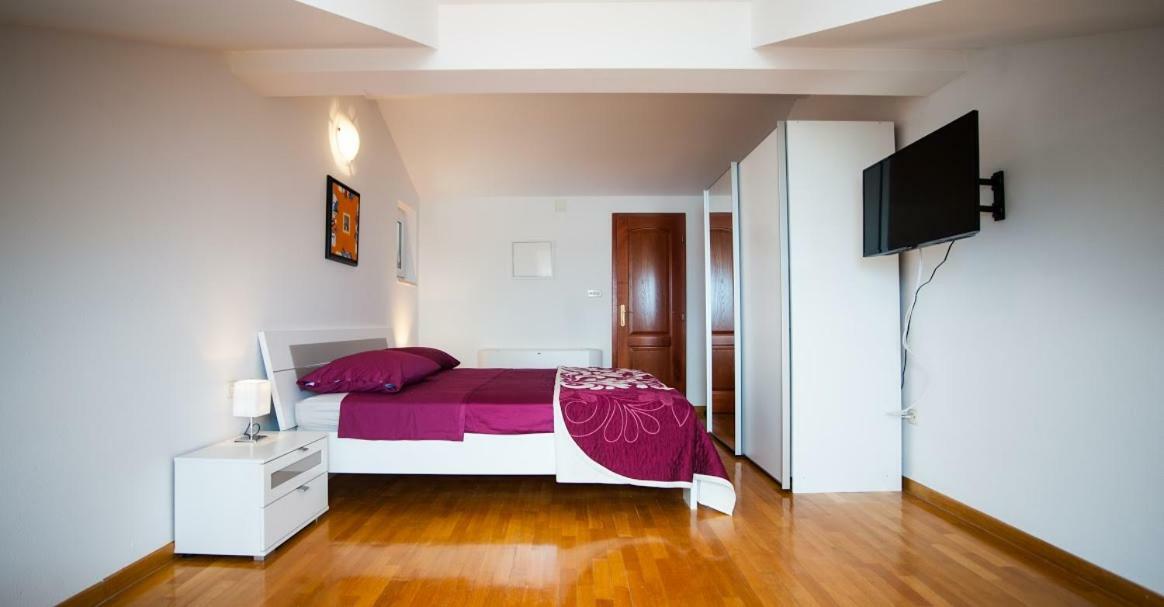 House Koloc Apartman Bol Kültér fotó